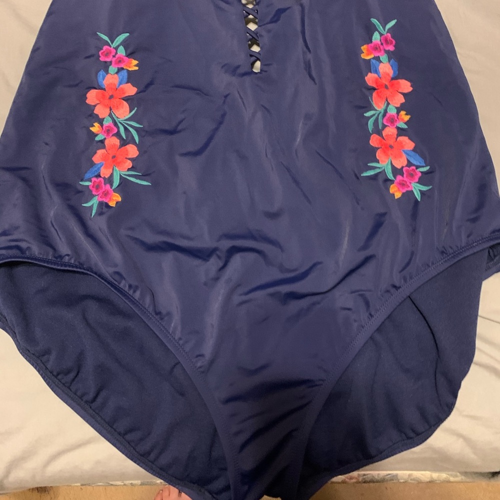 Swimsuit - Picture 7 of 11